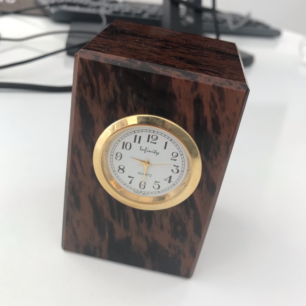 Infinity quartz clock
